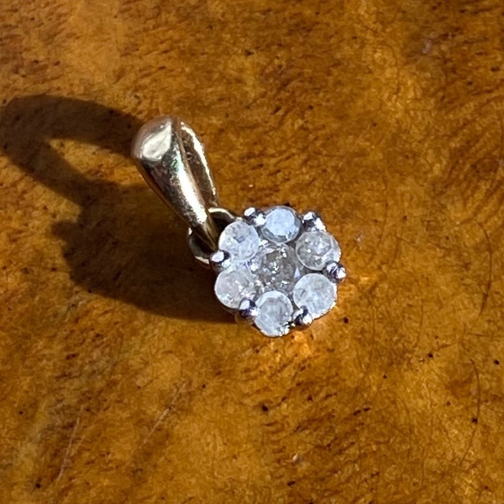 10K gold diamond flower pendant 7 diamonds in a flower shape - Picture 1 of 6